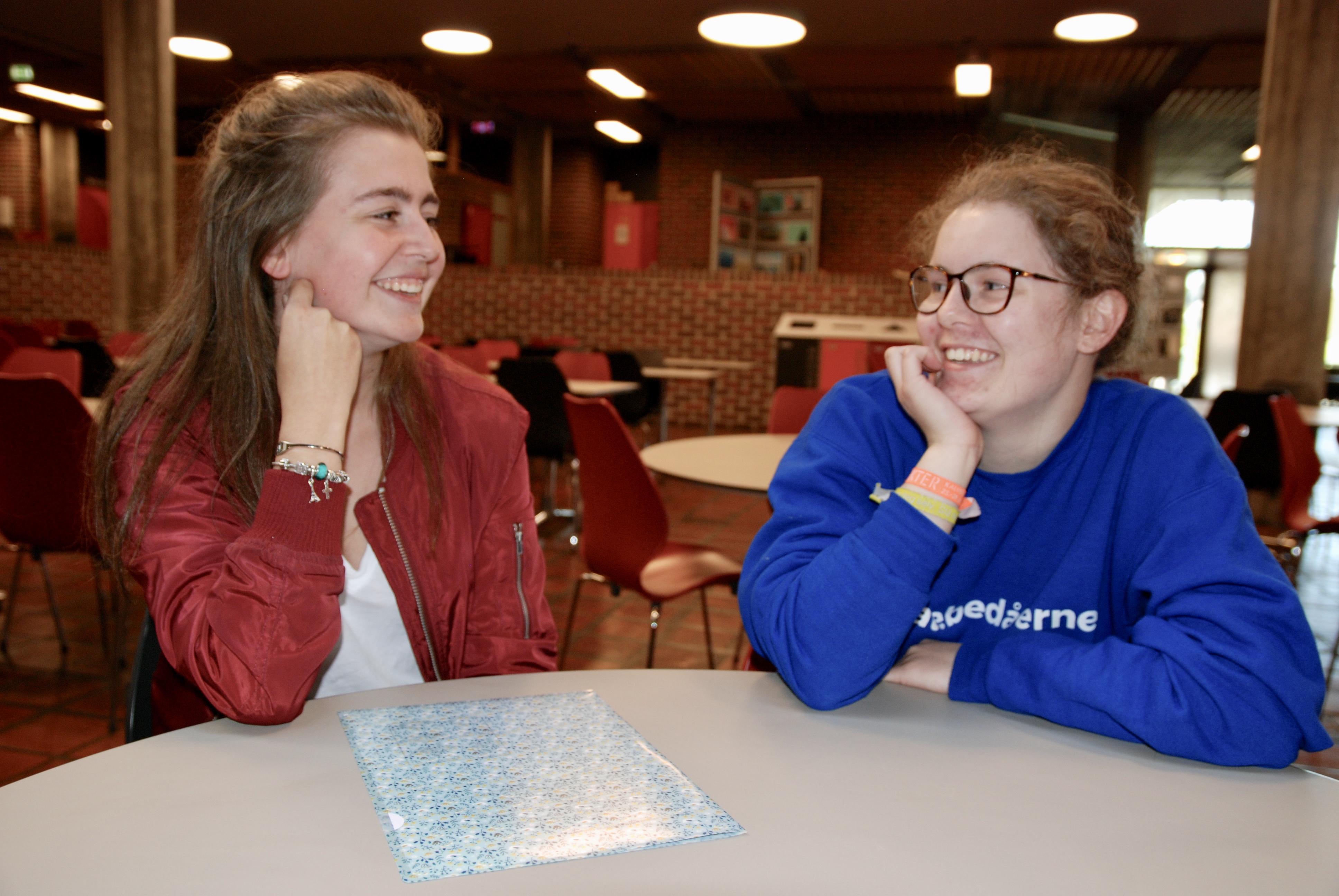 Sofia Leonora Jonassen (t.v.) og Ingunn Therese Ruus går begge andre året på Vardafjell videregående skole i Haugesund.