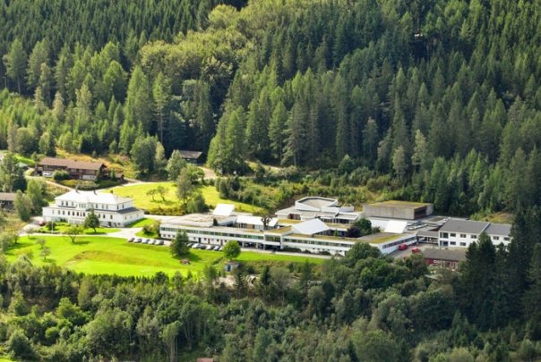 Lundheim Folkehøgskole ligger nydelig til i åssiden, litt utenfor Moi sentrum.