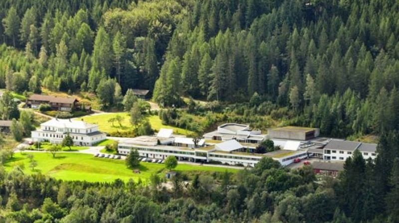 Lundheim Folkehøgskole ligger nydelig til i åssiden, litt utenfor Moi sentrum.
