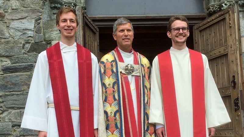 Lars Lauvvik Ørland (t.h.) ble ordinert av biskop Ivar Braut sammen med Simen Elias Nordbrønn Myklebust i juni i år. (Foto: May Lisbeth Aurdal)