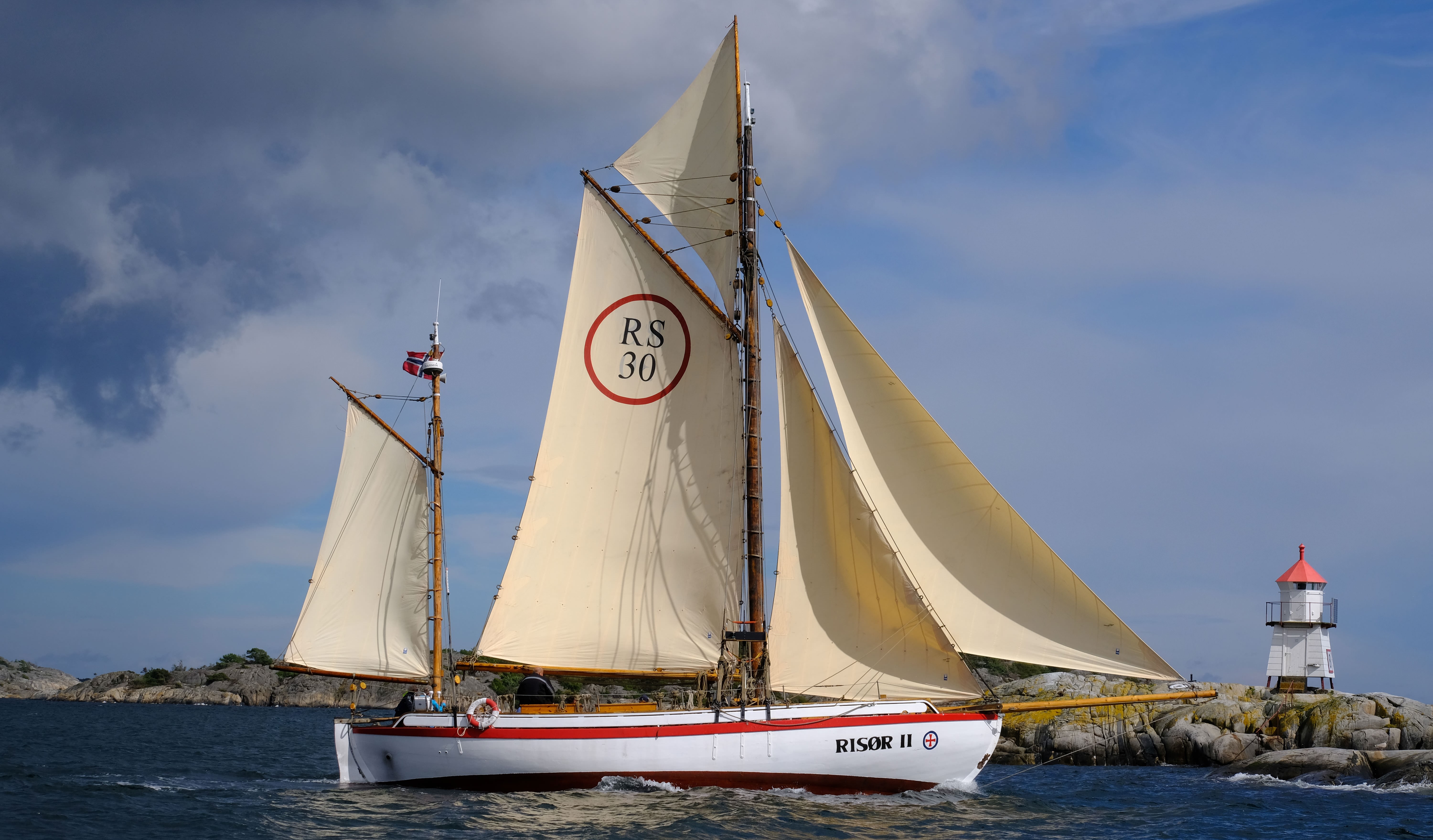 Den vakre Risør II, en restaurert Colin Archer redningsskøyte, skal ta pilegrimene med sjøveien fra Stavanger til Avaldsnes. Foto: Rune Nylund Larsen.