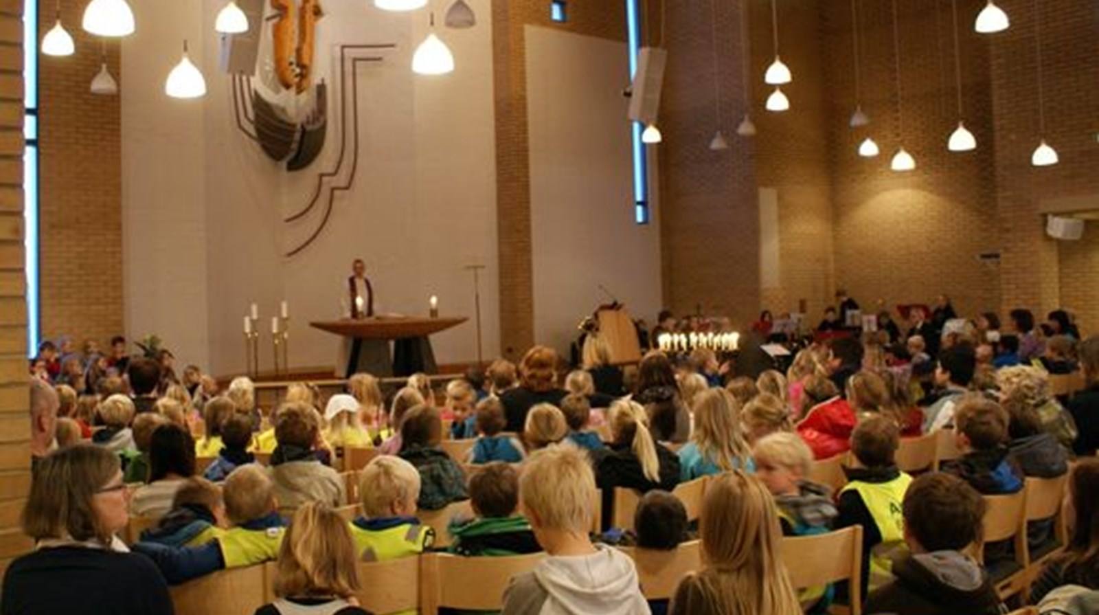Nye læreplaner og skolegudstjenester er noe av tema på samlingen. Her fra skolegudstjeneste i Udland kirke. 