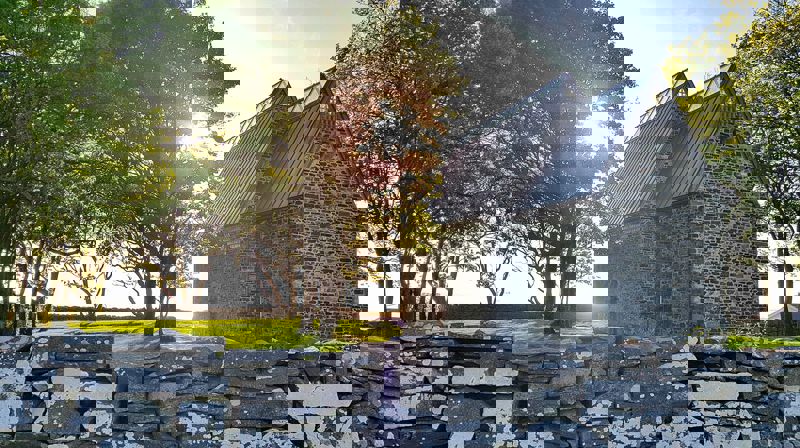 Sola ruinkyrkje, der me har gudsteneste måndagen.