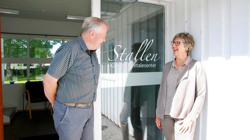 Leif Lie-Bjelland og Grete Karin Fiksdal tar godt imot de som kommer til Stallen.