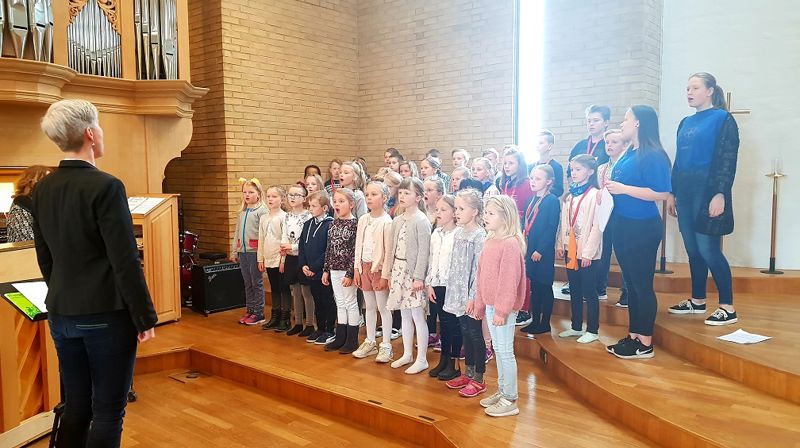 Udland aspirantkor og dirigent Brit Steinsland sammen med Tårnagenter i Skåre menighet.
