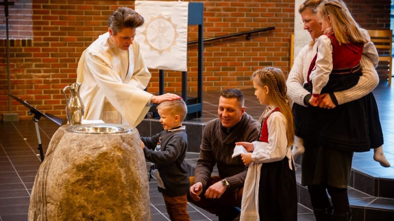 "Då samfunnet opna blei det eit rush av feiringar i kyrkjelydane, av dåp, konfirmasjonar og bryllaup" heiter det i rapporten. Bilete syner dåp av ein syskenflokk i Tjensvoll kyrkje. Foto: Olaf Grødem