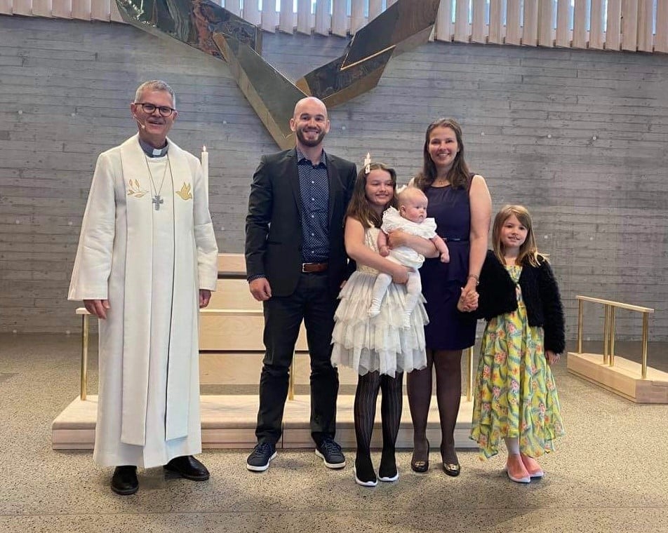 Familien Dagestad Reinhardt sammen med sokneprest Morten Sandland. Foto: Hege Skrikrud 