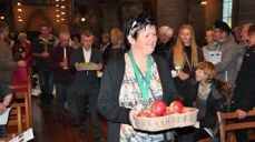 Deltakere fra Treffen i Tananger var med i inngangsprosesjonen til høsttakkefest-gudstjenesten i Domkirken i fjor.