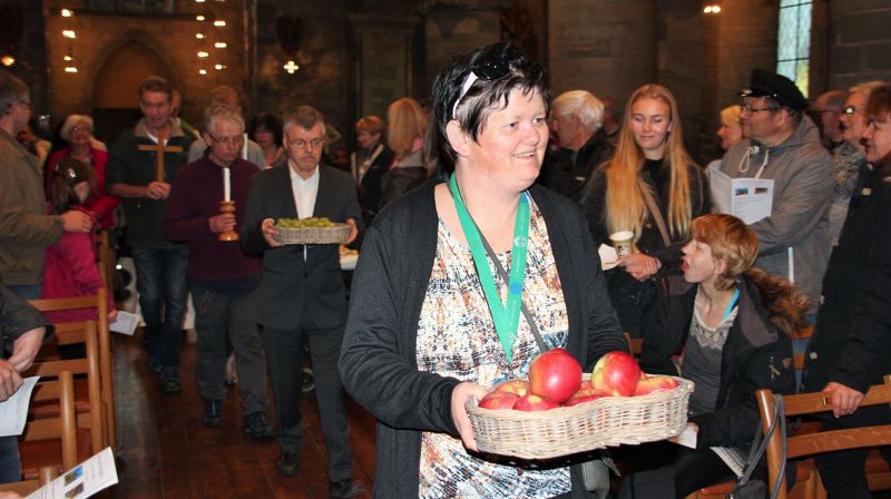 Deltakere fra Treffen i Tananger var med i inngangsprosesjonen til høsttakkefest-gudstjenesten i Domkirken i fjor.