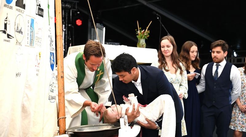 Lille Oline ble døpt i jubileumsbåten av sokneprest Sveinar Medhaug, under Fiskeridagene i Åkrehamn. Foto: Per Inge Eriksen