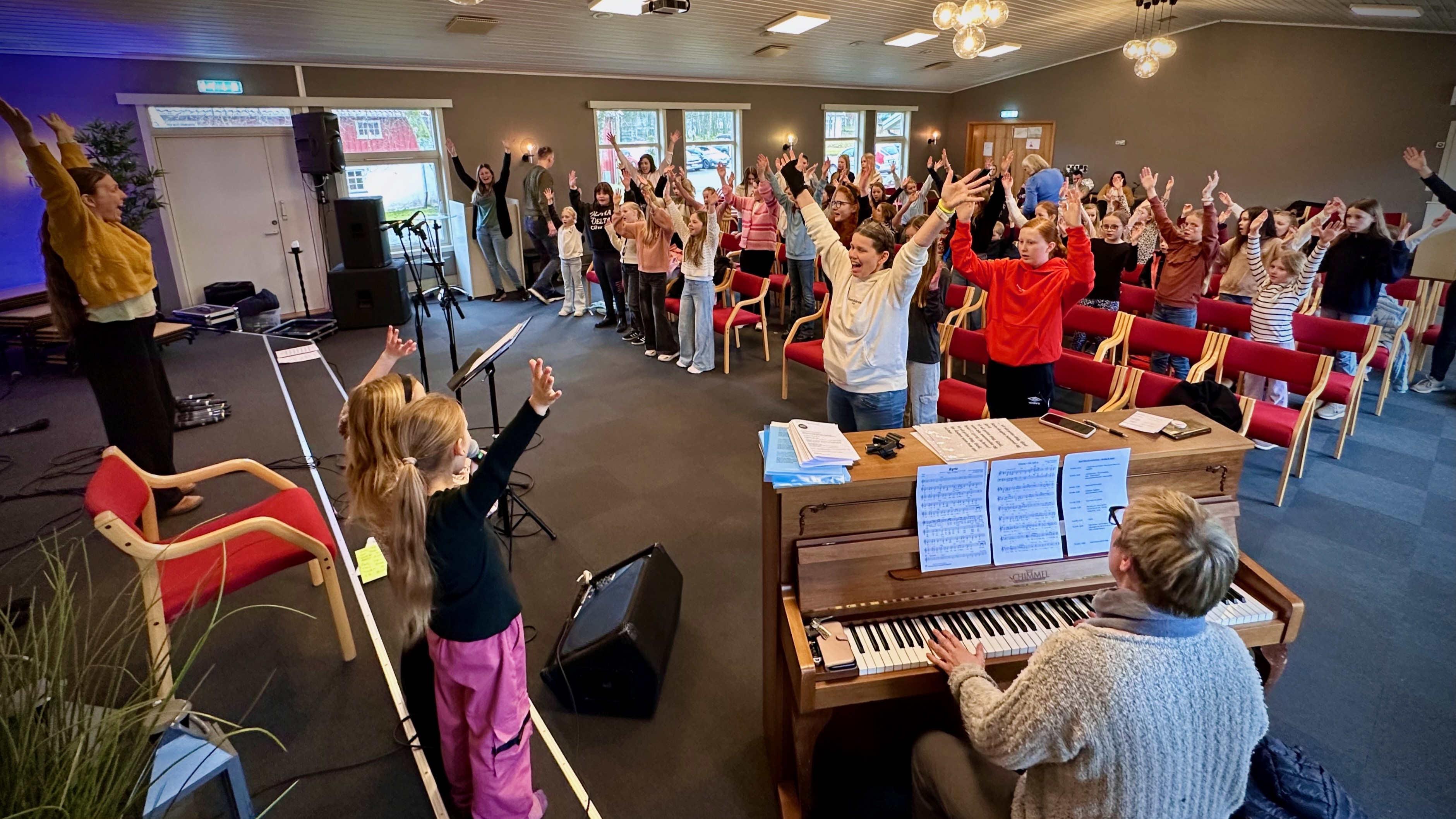Flere Soul Church-kor øvde sammen på lørdagen og opptrådte på festgudstjenesten dagen etter. Foto: Ivar Barane