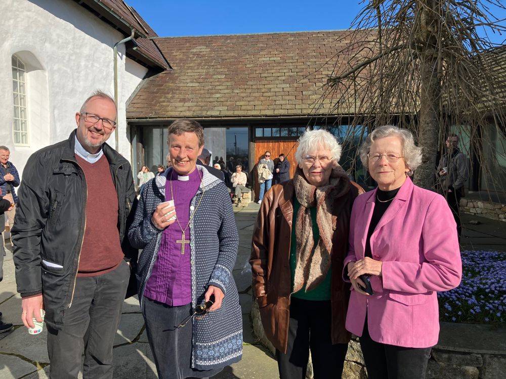 Ogna kyrkje med Lars Sigurd, Anne Lise, gamleprost Haarr og guide Lisabet Risa