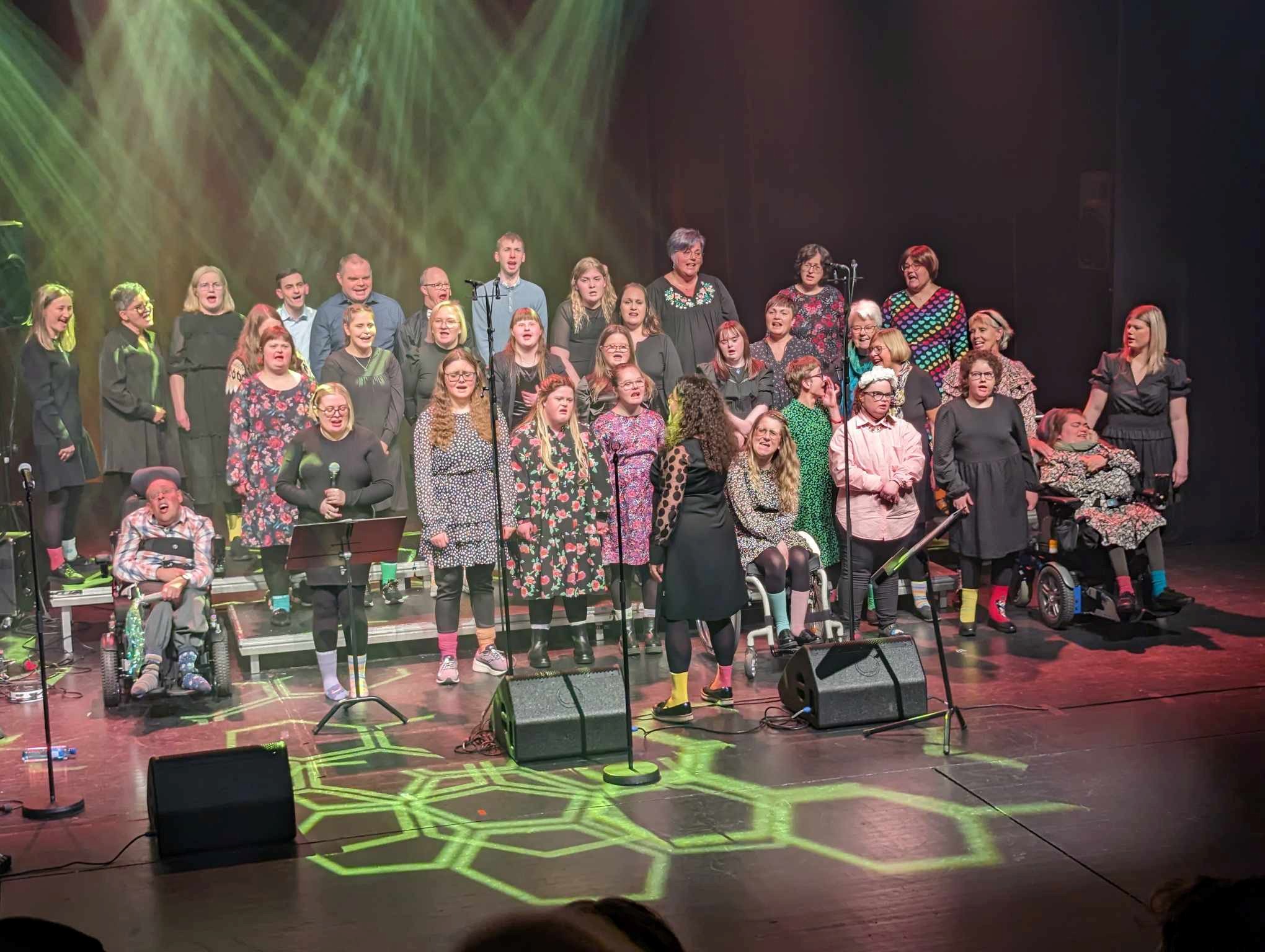 HEL-kor Karmøy bidrar i den store fellesgudstjenesten i Åkra kirke søndagen. Det blir første gang hele Karmøy samles til en gudstjeneste.