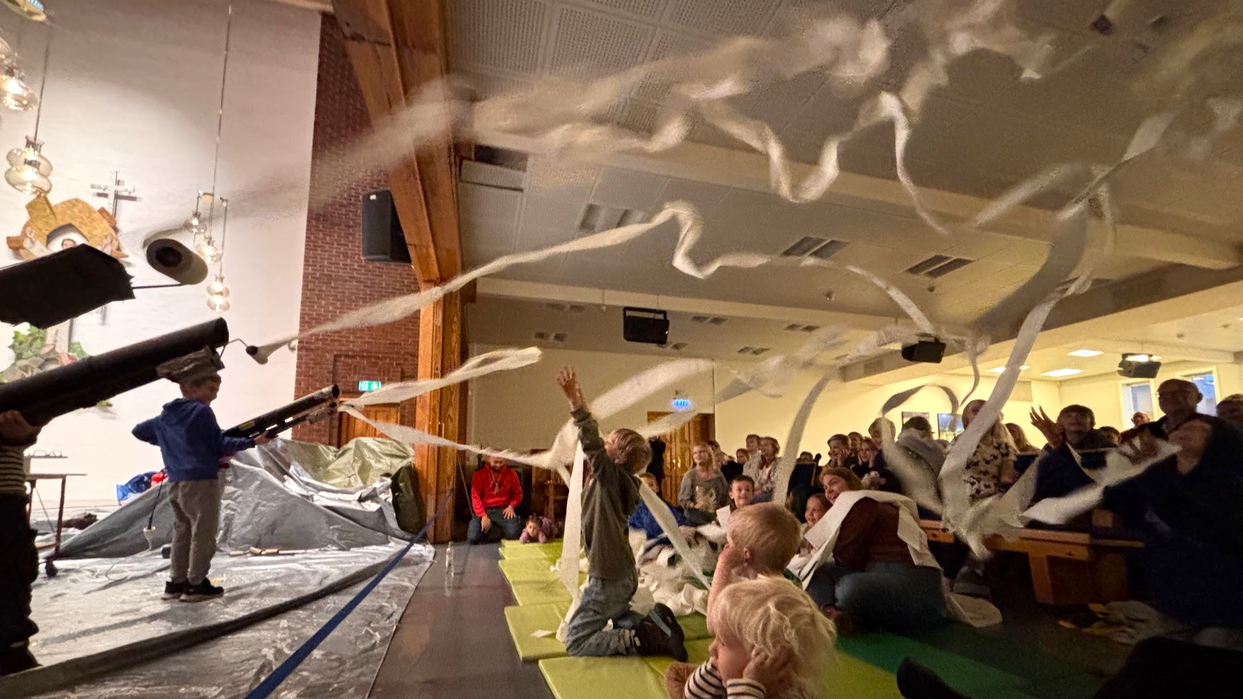 Sigbjørn Pedersen fortalte om Den barmhjertige samaritan med uvanlige virkemidler under Superlørdag i Sørnes. Foto: Erlend Berger Jørgensen / Sørnes menighet