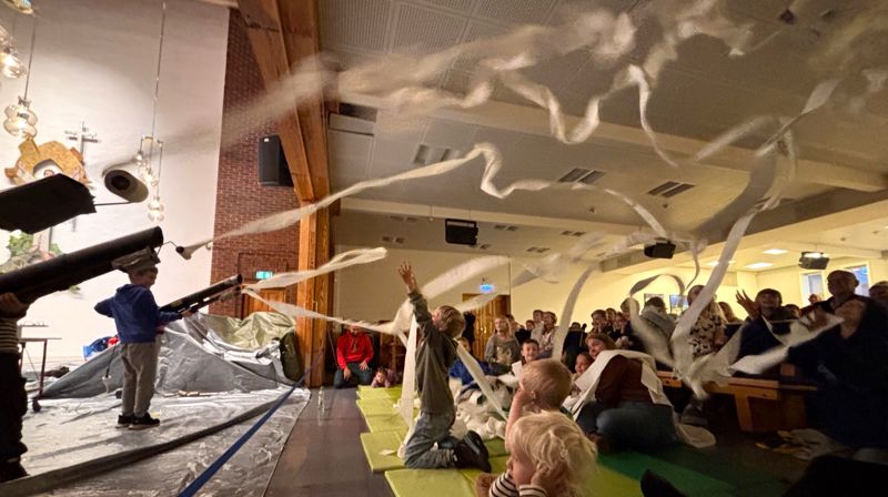 Sigbjørn Pedersen fortalte om Den barmhjertige samaritan med uvanlige virkemidler under Superlørdag i Sørnes. Foto: Erlend Berger Jørgensen / Sørnes menighet