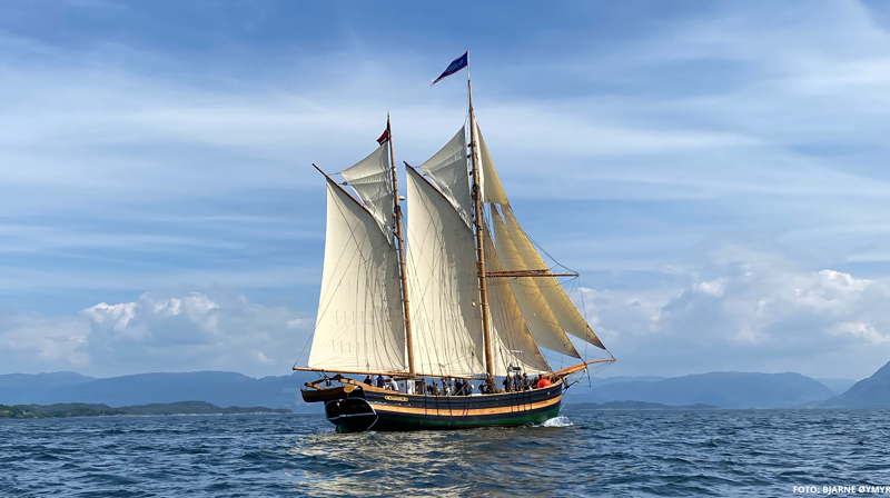 Galeasen Gurine går fra Avaldsnes 15. august. Foto: Bjarne Øymyr