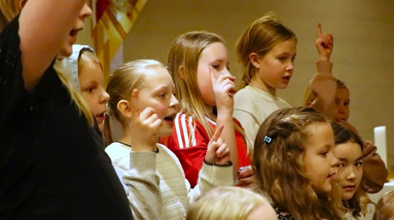 Barnekor i Rossabø kirke synger Sammen-sangen, laget av Goos ten Napel og Silje Nesheim Dahl. Se instruksjonsvideoen i lenke nederst på siden.