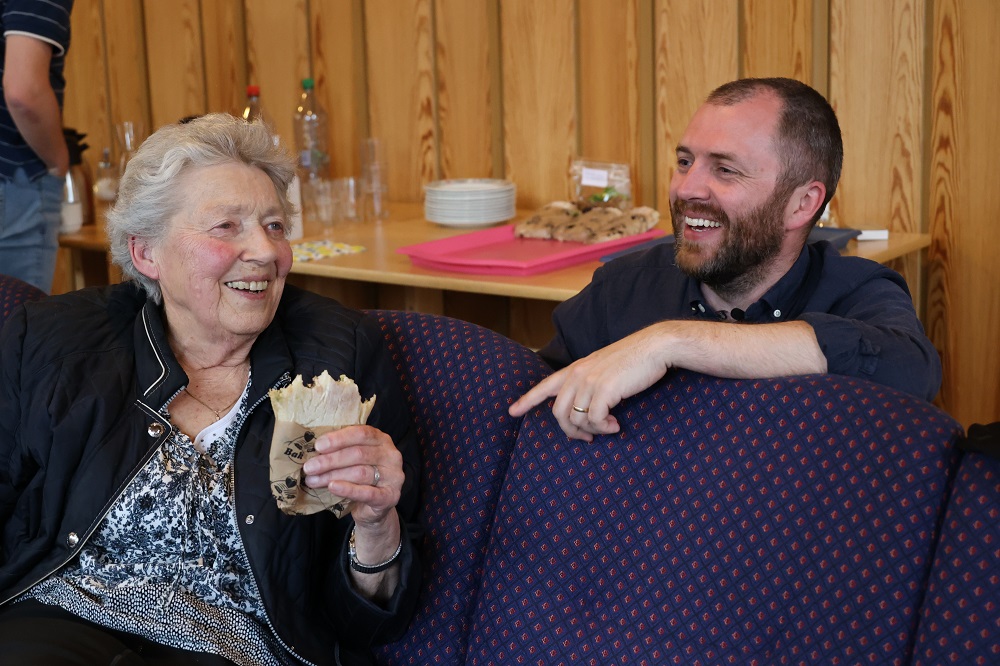 Else-Marie Bue har laget menighetsblad i over 20 år, og delte erfaringer med kursholder Leif Tore Lindø. Foto: Andreas Borge Håmsø