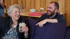 Else-Marie Bue har laget menighetsblad i over 20 år, og delte erfaringer med kursholder Leif Tore Lindø. Foto: Andreas Borge Håmsø