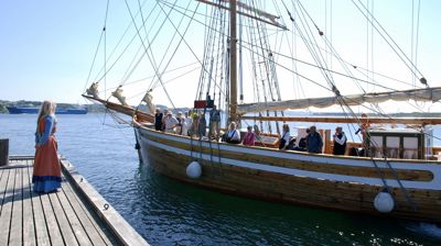 Marit Synnøve Vea fra Norvegen historiesenter ønsker velkommen til Avaldsnes