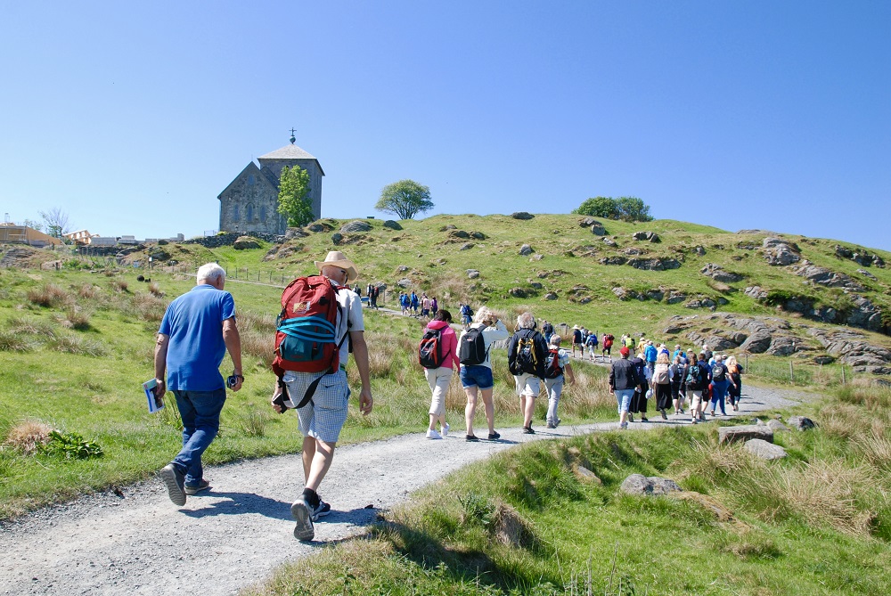Vandring til Avaldsnes kirke. Foto: Stavanger bispedømme / Tove Marie Sortland