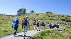 Vandring til Avaldsnes kirke. Foto: Stavanger bispedømme / Tove Marie Sortland