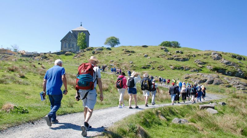 Vandring til Avaldsnes kirke. Foto: Stavanger bispedømme / Tove Marie Sortland