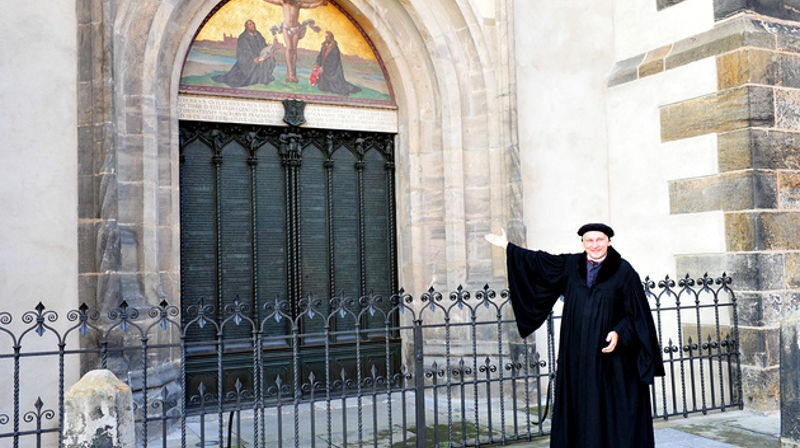 Martin Luther (Kirchenmeister Bernhard Naumann) foran døren til Slottskirken i Wittenberg. Foto: kathpress.at