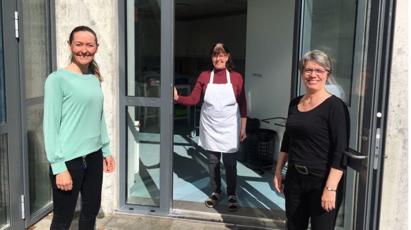 Hver fredag deler diakon Tonje Vilberg Bjerkreim, Tone Ljosland Urstad og Margun Lima Skårland ut mat ved Ålgård kirke. Matutdeling skjer også i Ecuador, der menighetens samarbeidspartner Misjonsalliansen driver arbeid.