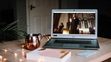 Bilde fra Unsplash.com og skjermdrop fra kirkens Facebookside. Fotomotage av Henrik Guii-Larsen