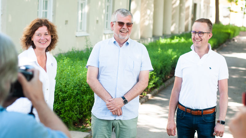 Det var god stemning da juryen møtte pressen tidligere i uken. Ellen Marie Carlsen, Jan Stefan Bengtsson og Øystein Lund Olafsen skal finne tre vinnere i dåpssalmekonkurransen. (Foto: Henrik Guii-Larsen/Tunsberg bispedømmekontor)