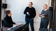 En musikkglad gjeng! Rådgiver og pianist Inger Mangrud Bore, baryton og kirkefagsjef Michael Onsrud og tenor og biskop Jan Otto Myrseth synger og spiller gjerne. Her er det en gammel og kjær salme som fyller rommet. Nå vil de fylle kirkerommene med nye dåpssalmer for unge!