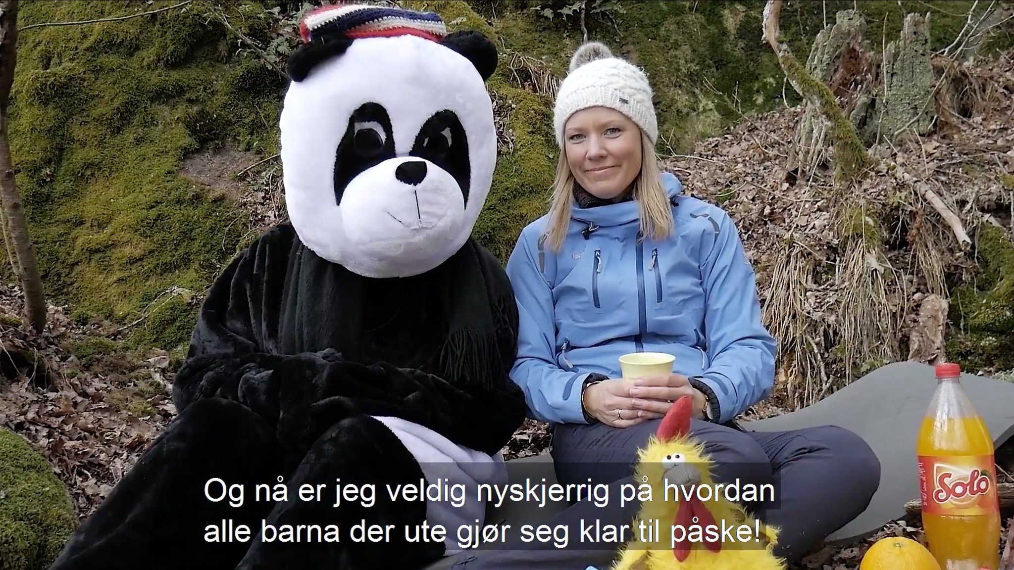 Jeanette Broager Meier gir liv til Fløffe, og har truffet mange barn på digitale flater sammen med Hilde Heitmann. (Skjermdump fra Sandar menighets Facebook-side).