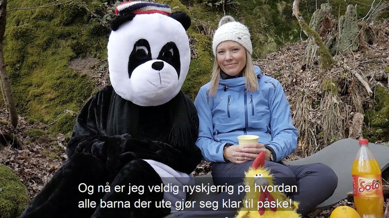 Jeanette Broager Meier gir liv til Fløffe, og har truffet mange barn på digitale flater sammen med Hilde Heitmann. (Skjermdump fra Sandar menighets Facebook-side).