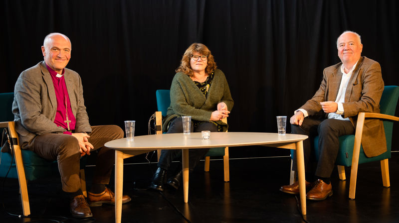 Biskop Jan Otto Myrseth tar et dypdykk i forbindelse med Tønsbergs 1150-årsjubielum. Her med samtalepartnere Merete Thomassen og Sigmund Kydland.