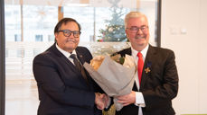 Det var en glad Johan Vilhelm Eltvik (th) som mottok Kongens Fortjenesteorden fra Statsforvalter Per Arne Olsen, som delte ut ordenen på vegne av Hans Majestet Kongen.