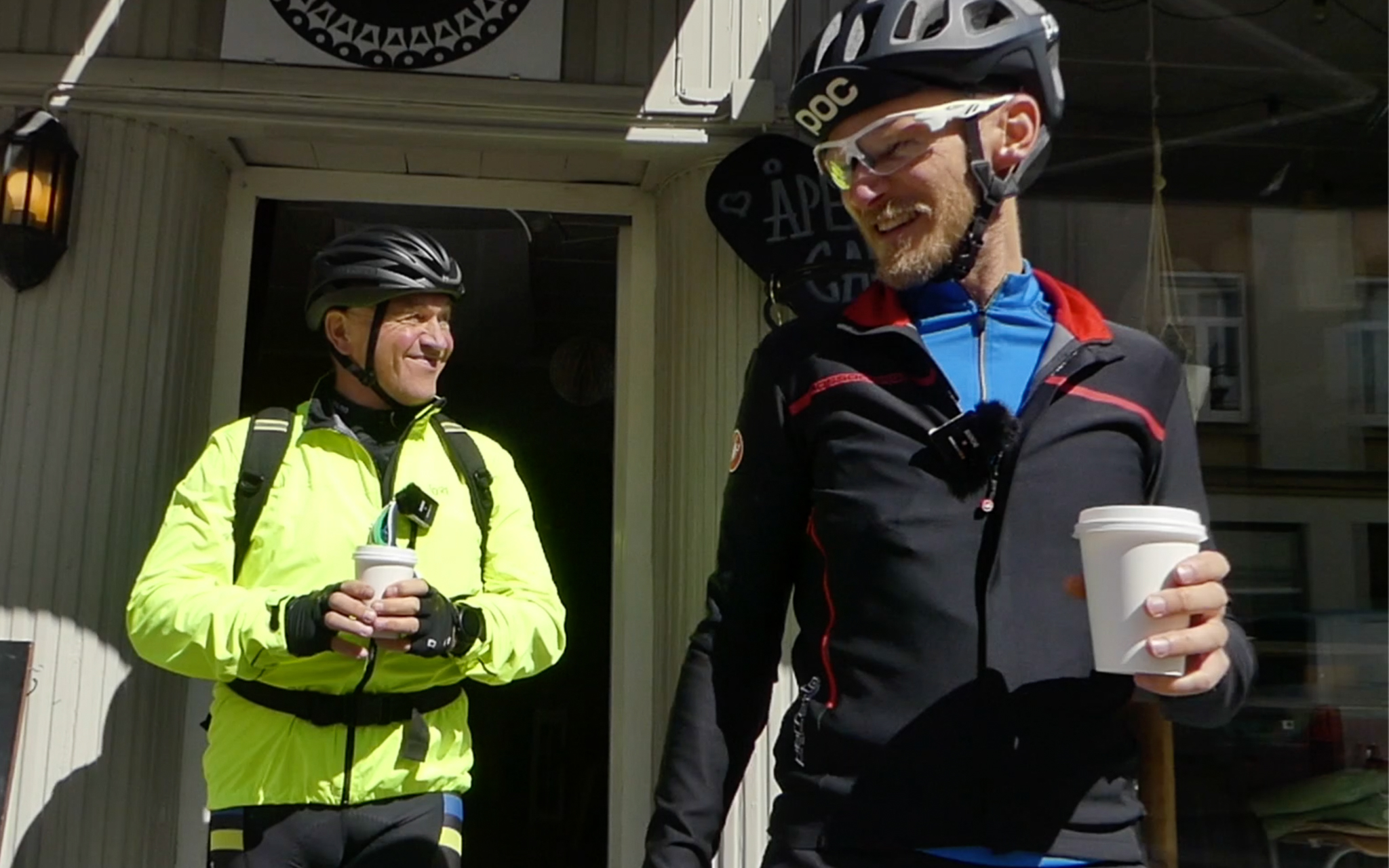 Biskop Jan Otto Myrseth (tv) viser Henrik Guii-Larsen en enkel vei inn i pilegrimslivet. Da trenger man også en kaffe en gang i blant. (Skjermdump, foto: Åsmund Brøvik)