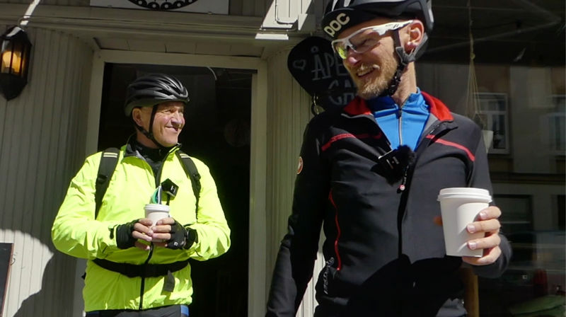 Biskop Jan Otto Myrseth (tv) viser Henrik Guii-Larsen en enkel vei inn i pilegrimslivet. Da trenger man også en kaffe en gang i blant. (Skjermdump, foto: Åsmund Brøvik)