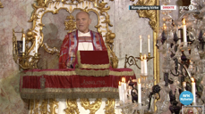 Biskop Jan Otto Myrseth preker under sørgegudstejensten i Kongsberg kirke 17. oktober 2021. (Skjermdump NRK).