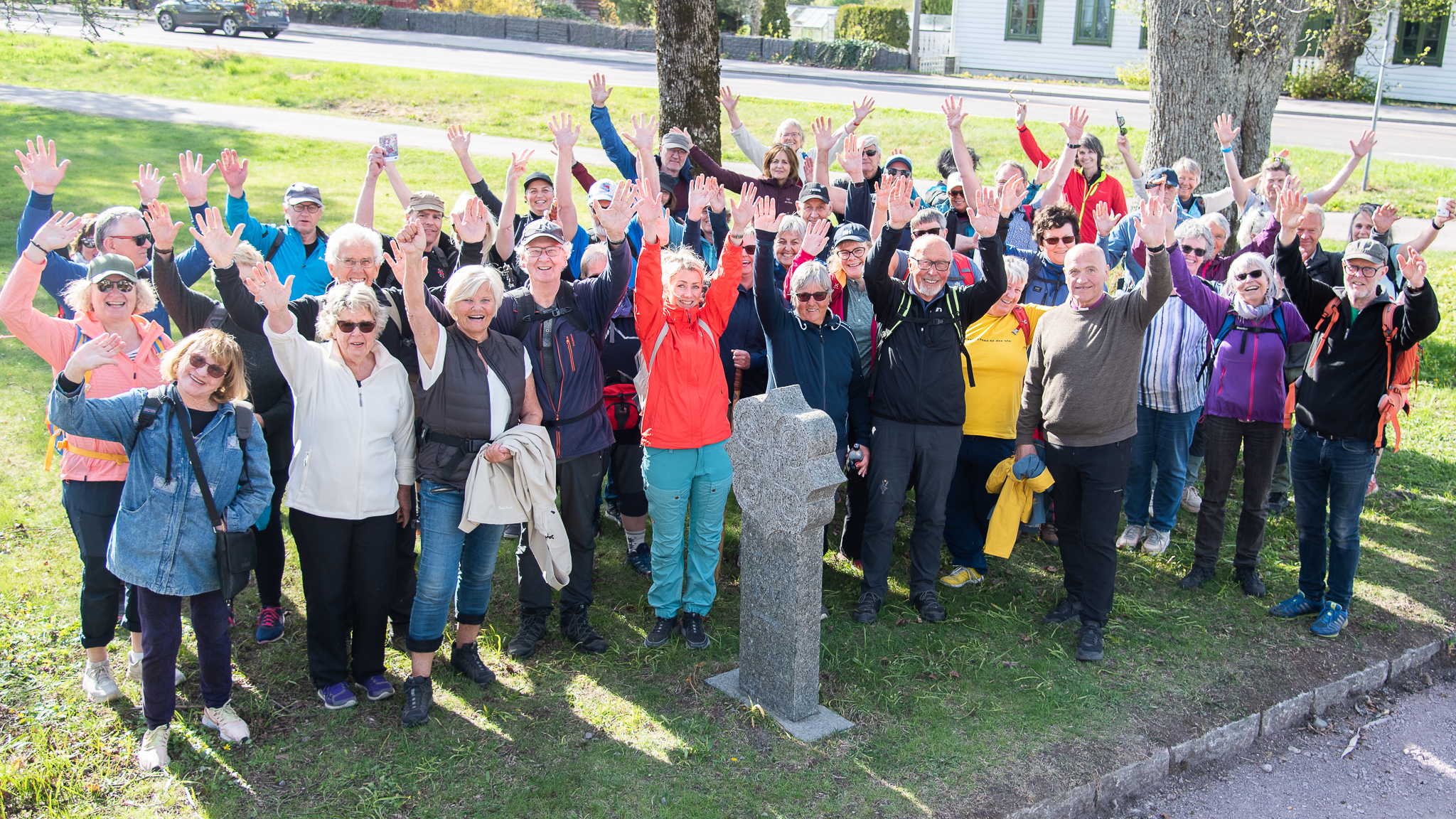 Nesten hele pilegrimsgjengen samlet ved miilestenen utenfor Borre kirke