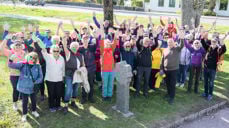Nesten hele pilegrimsgjengen samlet ved miilestenen utenfor Borre kirke