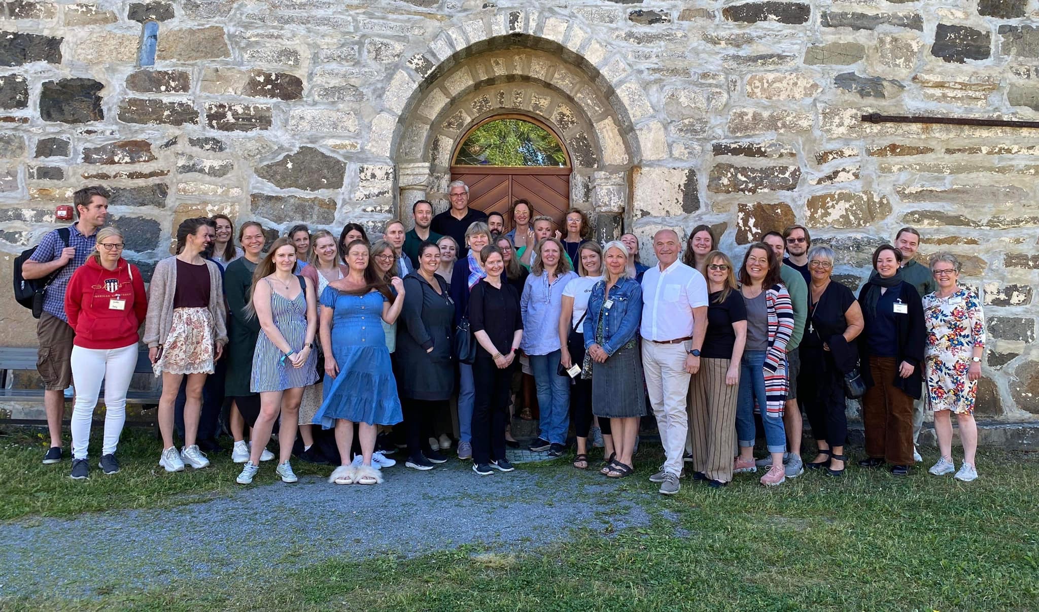 Studenter fra Borg, Oslo, Hamar og Tunsberg sammen med biskoper og andre kirkelig ansatte på Veien til vigslet tjeneste.