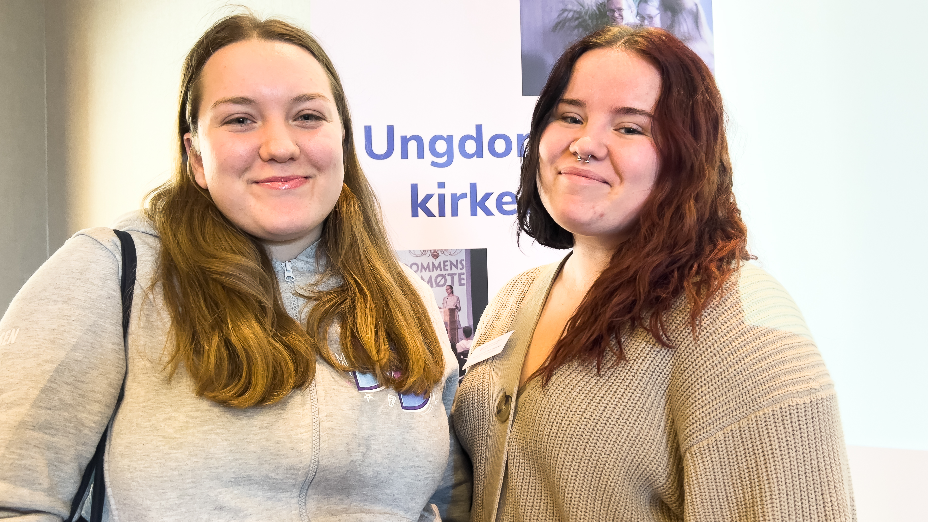 Bleona (tv) og Bjørg ved talerstolen på Sundvolden under årets Ungdommens kirkemøte. (Foto: Henrik Guii-Larsen/Dnk)