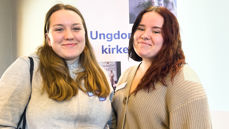 Bleona (tv) og Bjørg ved talerstolen på Sundvolden under årets Ungdommens kirkemøte. (Foto: Henrik Guii-Larsen/Dnk)