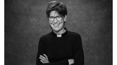 Karoline Faber er godt i gang med arbeidet som dialogprest. Nå vil hun gjerne hjelpe flere som ønsker å få fart i dialogarbeidet lokalt. Foto: Nina Holtan