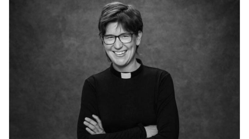 Karoline Faber er godt i gang med arbeidet som dialogprest. Nå vil hun gjerne hjelpe flere som ønsker å få fart i dialogarbeidet lokalt. Foto: Nina Holtan