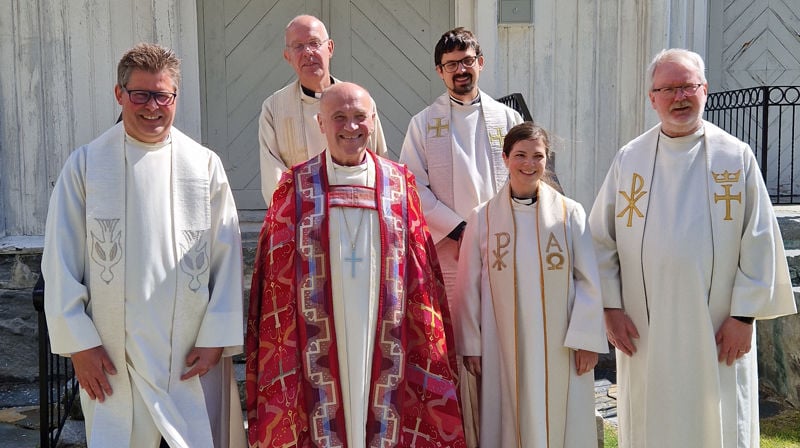 En godt kledd gruppe prester med store hjerter for Numedal. Foran fra venstre: Trond Morlandstø, biskop Jan Otto Myrseth, Kristine Bekken Aschim og Stig Kaarstad. Bak fra venstre: Prost Roar Tønnensen og Audun Opland.