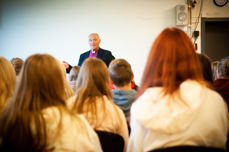 Biskop Jan Otto sammen med elever på 10. trinn på Sigdal ungdomsskole.