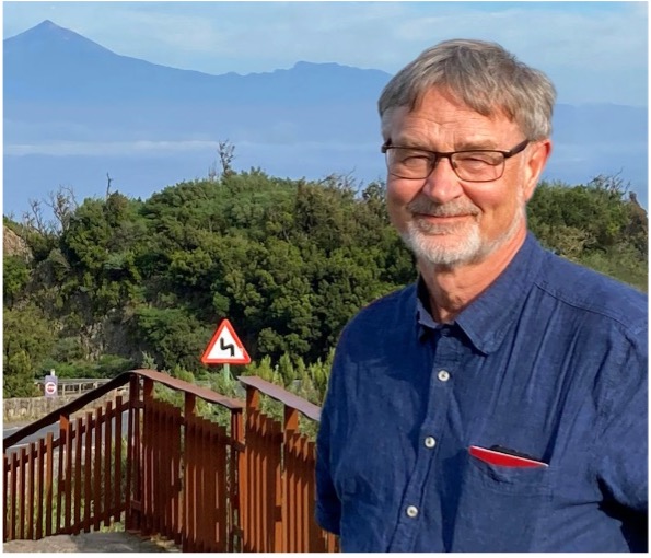 Biletet er teke på La Gomera sist haust. Eg valde dette biletet på grunn av trafikkskiltet.  Livet kan vera svingete. Nokre gonger er det varsla, andre gonger kjem det som ligg bak svingen overraskande og uforberedt.  Når ein kjenner seg hjelpelaus, er det godt å kunne leggja den vidare ferda i ei trygg Faderhand.