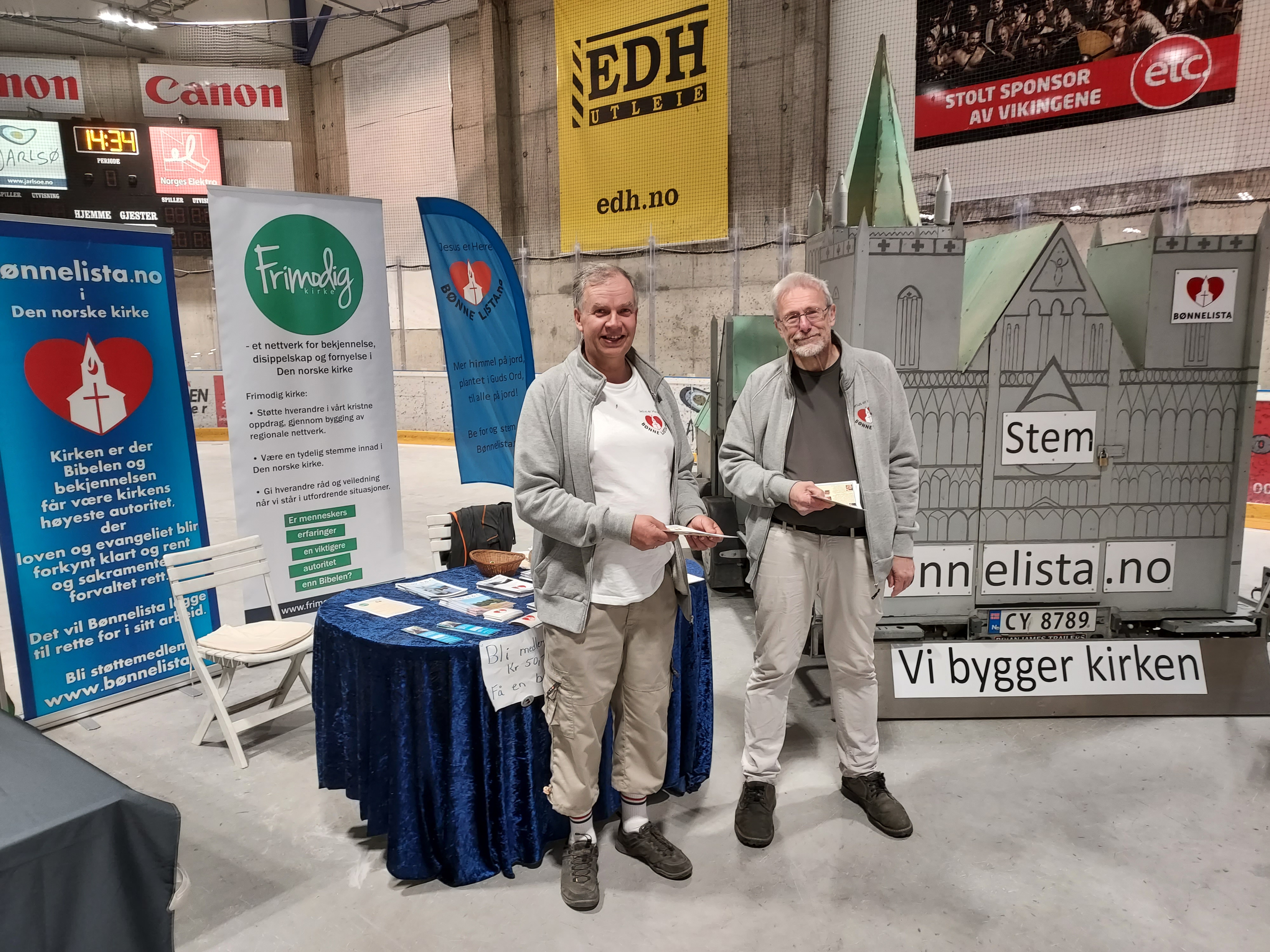 Jo Hedberg (til venstre) og Ove Berrefjord på stand under Tønsbergmessa.  